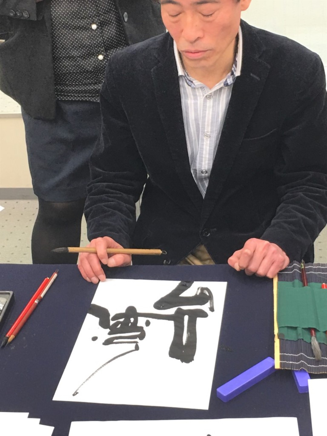 A006 一般社團法人日本設計書道協會理事長久木田先生與參展藝術家進行現場交流